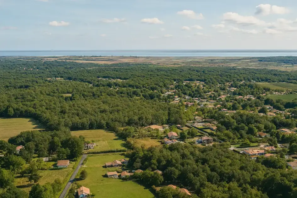 Vue d’un château du Médoc sur la route des vins, domaine viticole emblématique